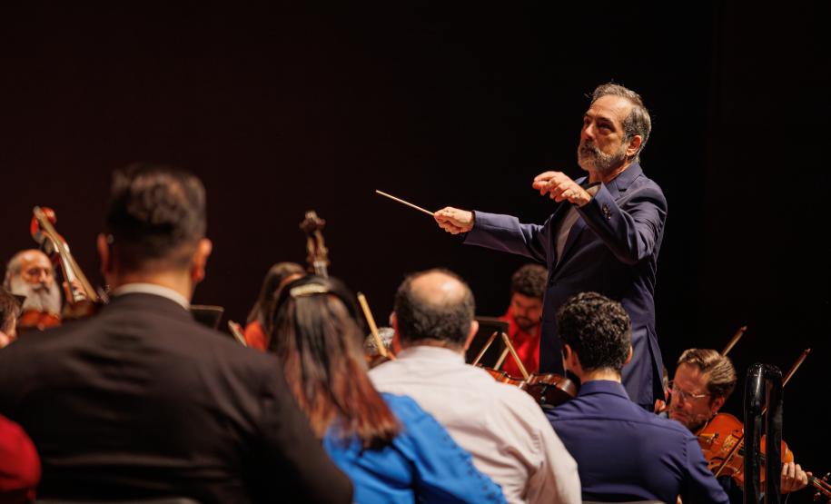 Orquestra Sinfônica do Paraná encanta plateia lotada com repertório dos Beatles no Guairão