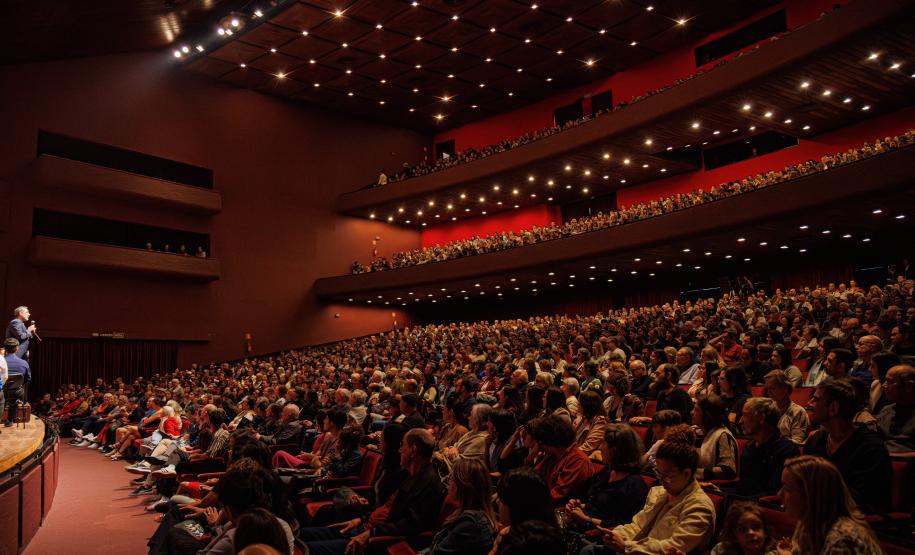 Orquestra Sinfônica do Paraná encanta plateia lotada com repertório dos Beatles no Guairão
