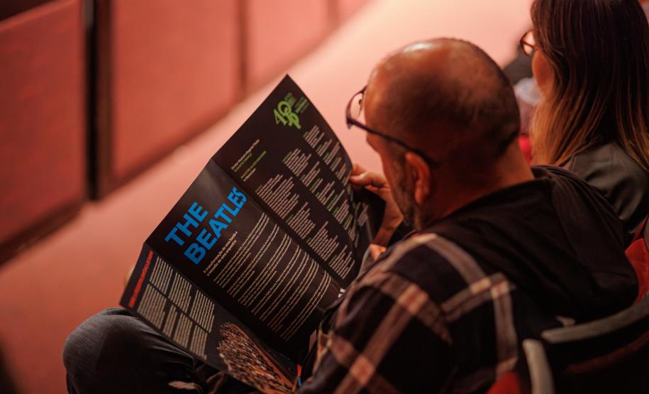 Orquestra Sinfônica do Paraná encanta plateia lotada com repertório dos Beatles no Guairão