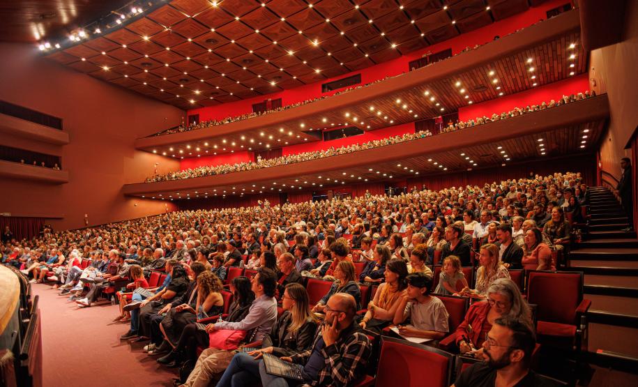 Orquestra Sinfônica do Paraná encanta plateia lotada com repertório dos Beatles no Guairão