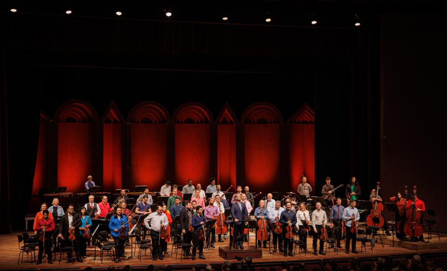Orquestra Sinfônica do Paraná encanta plateia lotada com repertório dos Beatles no Guairão