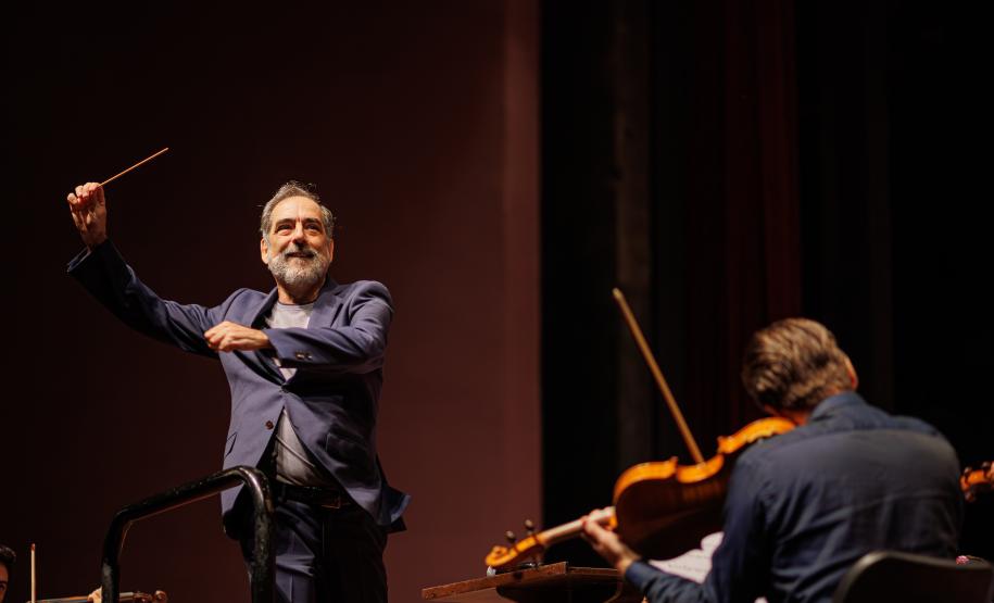 Orquestra Sinfônica do Paraná encanta plateia lotada com repertório dos Beatles no Guairão