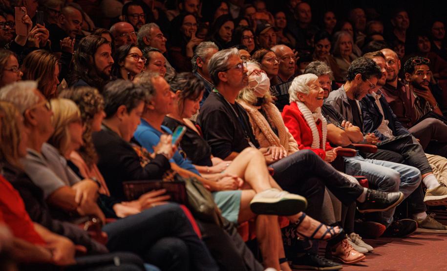 Orquestra Sinfônica do Paraná encanta plateia lotada com repertório dos Beatles no Guairão
