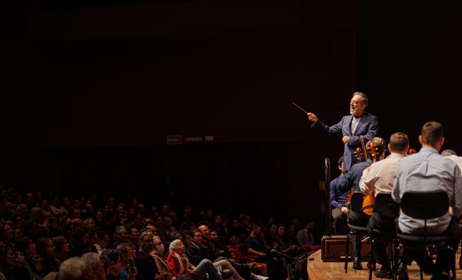 Orquestra Sinfônica do Paraná encanta plateia lotada com repertório dos Beatles no Guairão