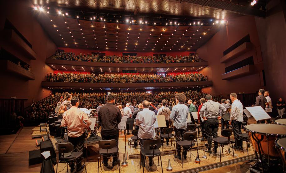 Orquestra Sinfônica do Paraná encanta plateia lotada com repertório dos Beatles no Guairão