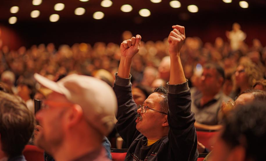 Orquestra Sinfônica do Paraná encanta plateia lotada com repertório dos Beatles no Guairão