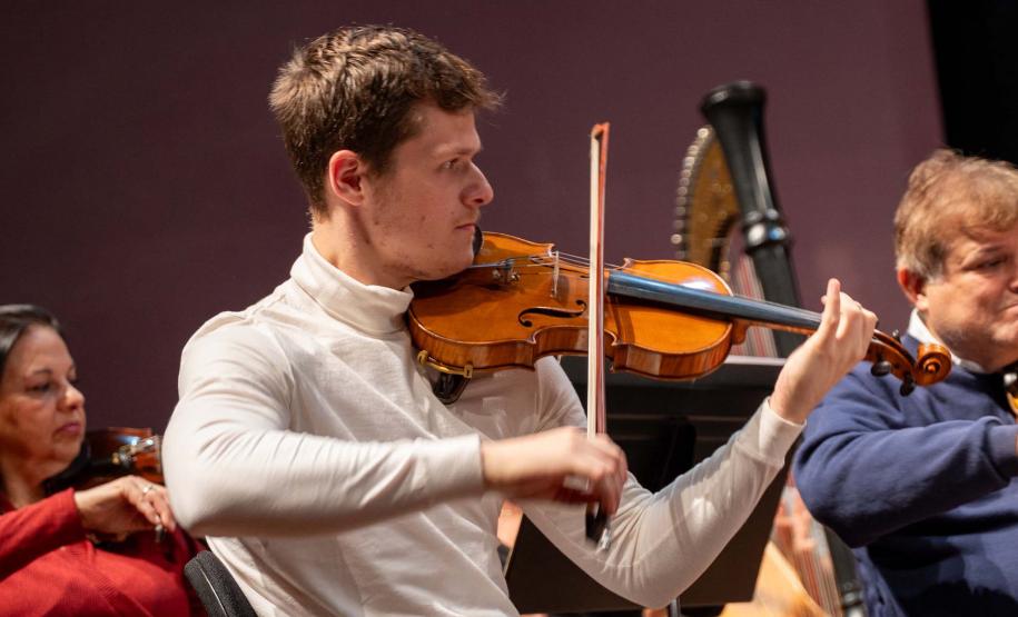 Fundada em 28 de maio de 1985, a Orquestra Sinfônica do Paraná comemora em 2025, quatro décadas de história, talento e emoção