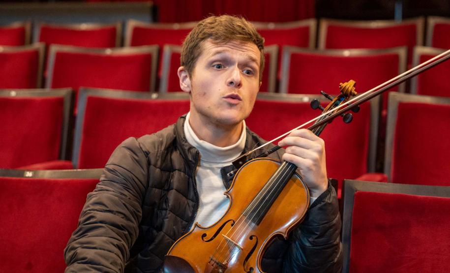 Fundada em 28 de maio de 1985, a Orquestra Sinfônica do Paraná comemora em 2025, quatro décadas de história, talento e emoção