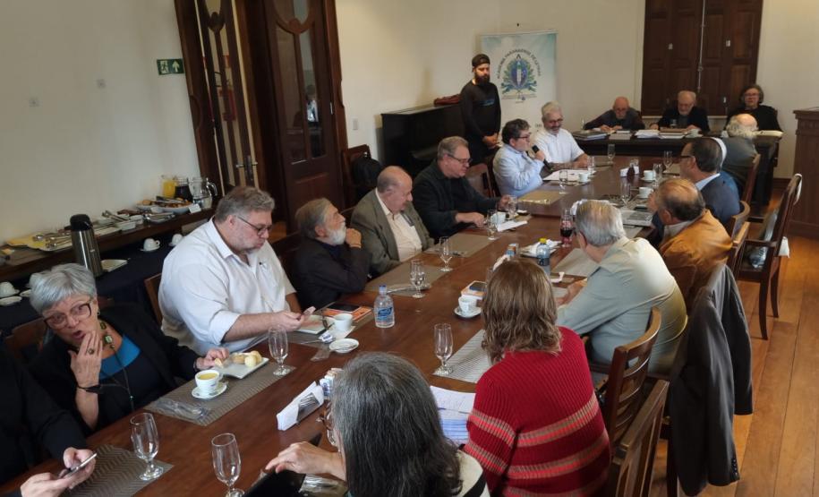 Academia Paranaense de Letras recebe diretores do Centro Cultural Teatro Guaira para apresentação do livro dos 140 anos