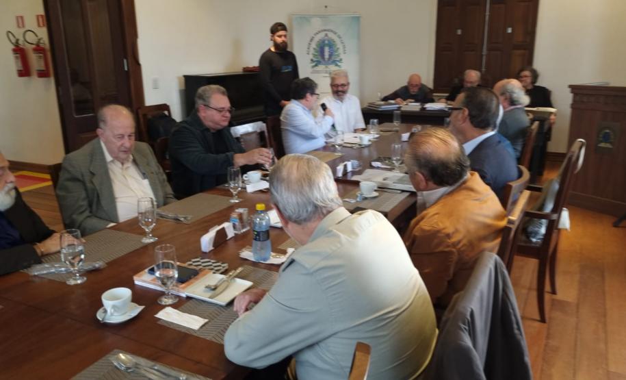 Academia Paranaense de Letras recebe diretores do Centro Cultural Teatro Guaira para apresentação do livro dos 140 anos