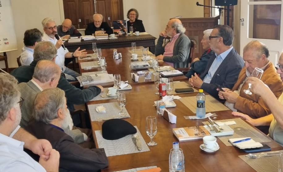 Academia Paranaense de Letras recebe diretores do Centro Cultural Teatro Guaira para apresentação do livro dos 140 anos