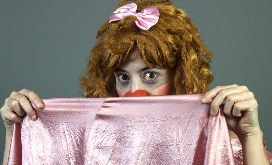 PIANINHO marca a estreia solo da palhaça Siriema,da artista Larissa Lima, no palco do Miniguaira