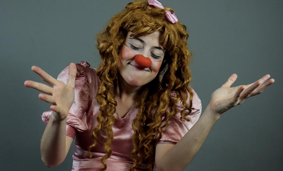 PIANINHO marca a estreia solo da palhaça Siriema,da artista Larissa Lima, no palco do Miniguaira