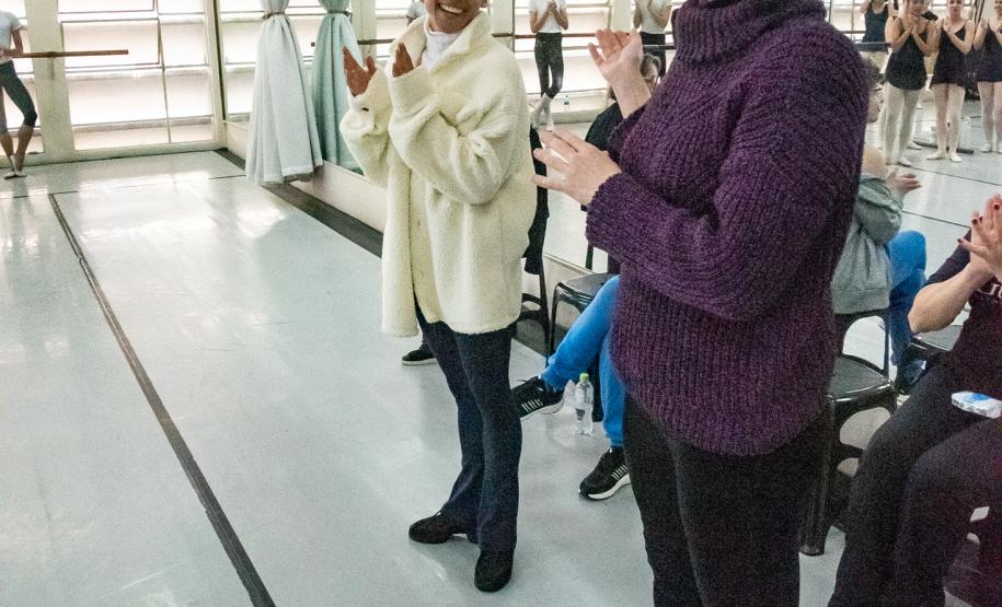 Ex-aluna do Guaíra, primeira bailarina do Philadelphia Ballet retorna para aula especial