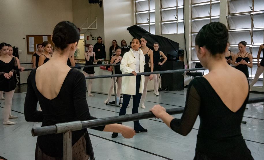 Ex-aluna do Guaíra, primeira bailarina do Philadelphia Ballet retorna para aula especial