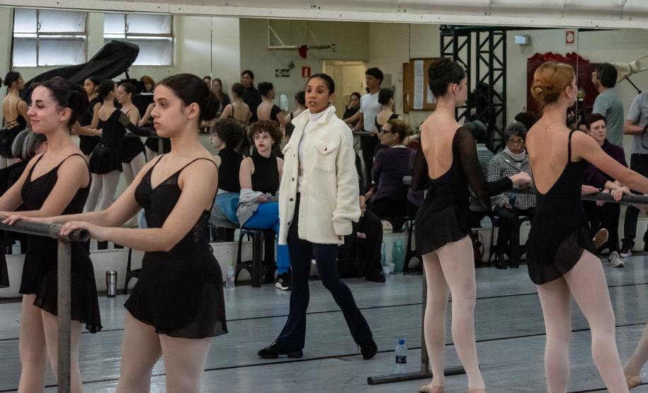 Ex-aluna do Guaíra, primeira bailarina do Philadelphia Ballet retorna para aula especial