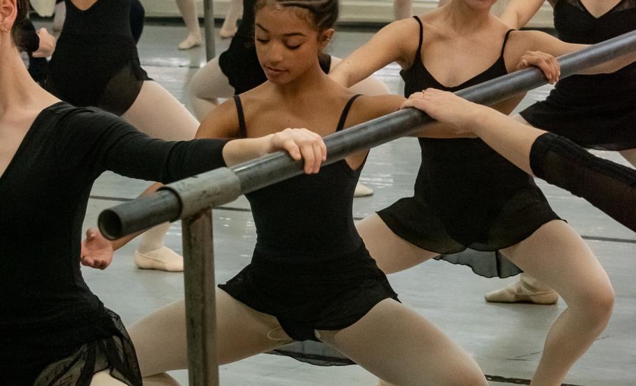 Ex-aluna do Guaíra, primeira bailarina do Philadelphia Ballet retorna para aula especial