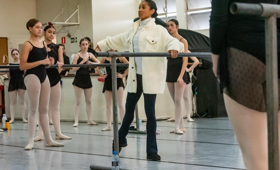 Ex-aluna do Guaíra, primeira bailarina do Philadelphia Ballet retorna para aula especial