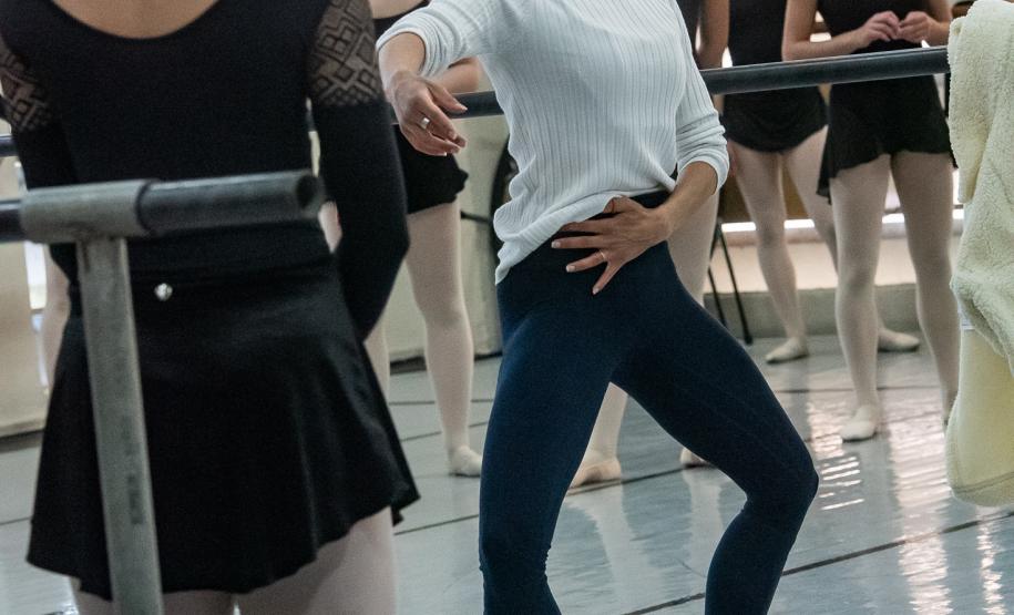 Ex-aluna do Guaíra, primeira bailarina do Philadelphia Ballet retorna para aula especial