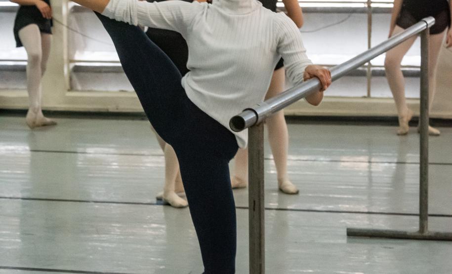 Ex-aluna do Guaíra, primeira bailarina do Philadelphia Ballet retorna para aula especial