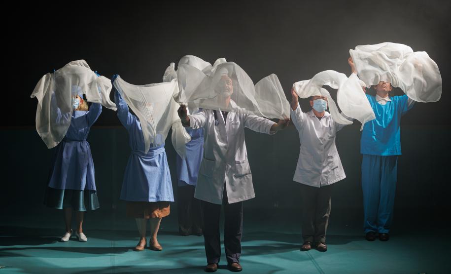 Estreia de espetáculo do G2 Cia. de Dança lota teatro e emociona o público