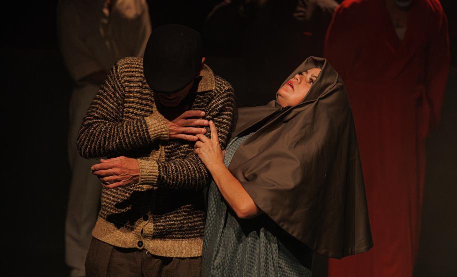 Estreia de espetáculo do G2 Cia. de Dança lota teatro e emociona o público