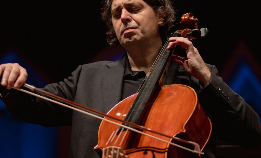 Quase 2 mil pessoas estiveram presentes para a apresentação da Orquestra Sinfônica do Paraná neste domingo, que trouxe obras de Robert Schumann e Béla Bartók.