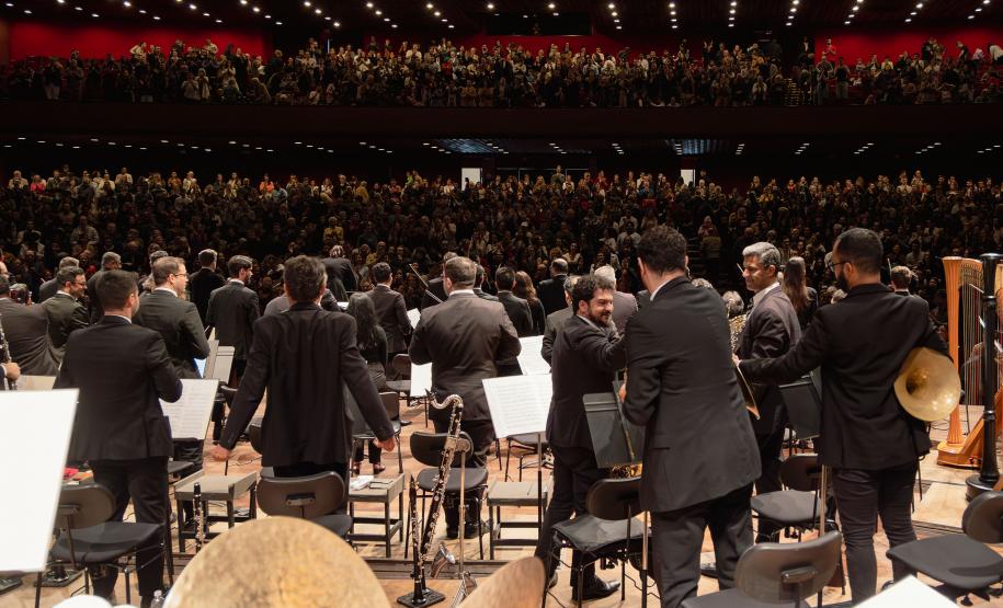 Quase 2 mil pessoas estiveram presentes para a apresentação da Orquestra Sinfônica do Paraná neste domingo, que trouxe obras de Robert Schumann e Béla Bartók.
