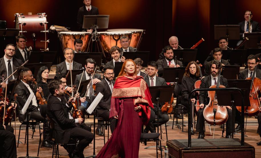 A solista convidada Eiko Senda emocionou o público durante o concerto da Orquestra Sinfônica do Paraná.