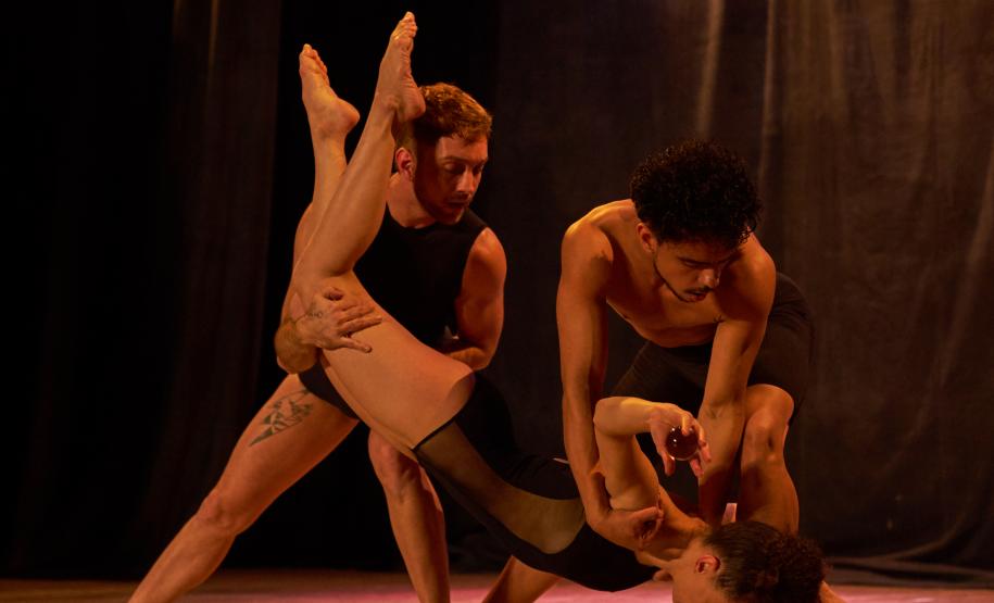 Companhia curitibana EF Jazz estreia “Corpo Seco” no palco do Guairinha