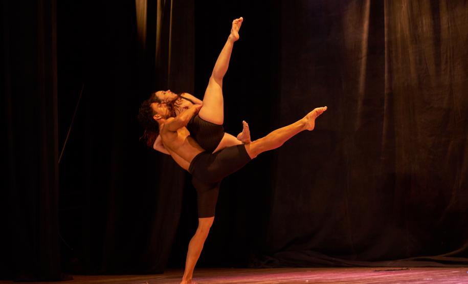 Companhia curitibana EF Jazz estreia “Corpo Seco” no palco do Guairinha