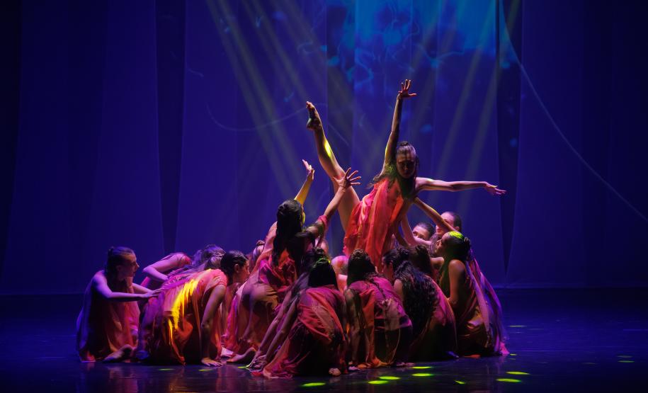 ALGO/RITMO: novo espetáculo da Escola de Dança Teatro Guaíra  lotou todas as sessões.