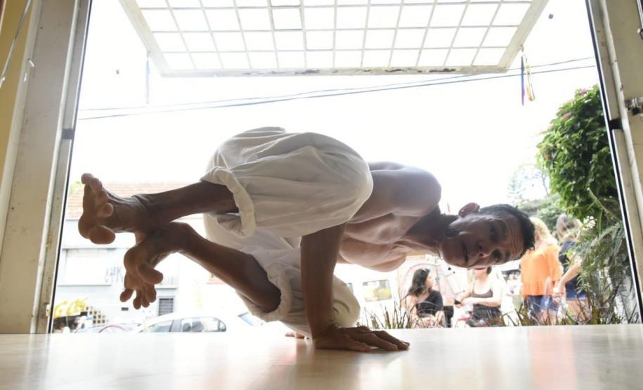 Carlos Cavalcante foi professor Escola de Dança do Teatro Guaíra, Ballet Teatro Guaíra e G2 Cia de Dança. Também atuou como Arte-Educador em Projetos Sociais e foi professor e integrante da equipe de implantação da Escola do Teatro Bolshoi no Brasil. É DJ e produtor musical e atua como performer. Foto: Kraw Penas/SEEC Carlos Cavalcante foi professor Escola de Dança do Teatro Guaíra, Ballet Teatro Guaíra e G2 Cia de Dança. Também atuou como Arte-Educador em Projetos Sociais e foi professor e integrante da eq
