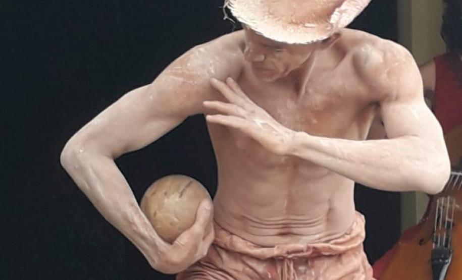 Carlos Cavalcante foi professor Escola de Dança do Teatro Guaíra, Ballet Teatro Guaíra e G2 Cia de Dança. Também atuou como Arte-Educador em Projetos Sociais e foi professor e integrante da equipe de implantação da Escola do Teatro Bolshoi no Brasil. É DJ e produtor musical e atua como performer. Foto: Kraw Penas/SEEC Carlos Cavalcante foi professor Escola de Dança do Teatro Guaíra, Ballet Teatro Guaíra e G2 Cia de Dança. Também atuou como Arte-Educador em Projetos Sociais e foi professor e integrante da eq