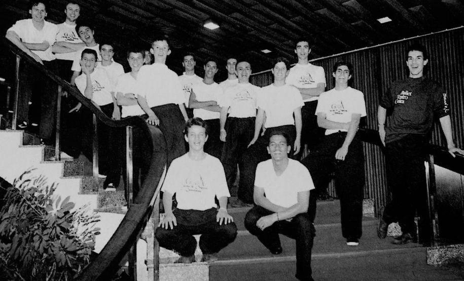 Carlos Cavalcante foi professor Escola de Dança do Teatro Guaíra, Ballet Teatro Guaíra e G2 Cia de Dança. Também atuou como Arte-Educador em Projetos Sociais e foi professor e integrante da equipe de implantação da Escola do Teatro Bolshoi no Brasil. É DJ e produtor musical e atua como performer. Foto: Kraw Penas/SEEC Carlos Cavalcante foi professor Escola de Dança do Teatro Guaíra, Ballet Teatro Guaíra e G2 Cia de Dança. Também atuou como Arte-Educador em Projetos Sociais e foi professor e integrante da eq