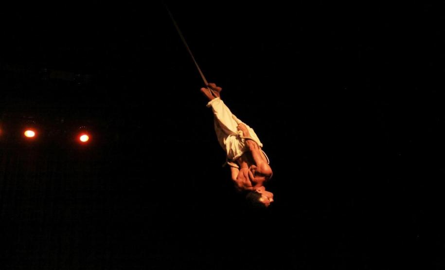 Carlos Cavalcante foi professor Escola de Dança do Teatro Guaíra, Ballet Teatro Guaíra e G2 Cia de Dança. Também atuou como Arte-Educador em Projetos Sociais e foi professor e integrante da equipe de implantação da Escola do Teatro Bolshoi no Brasil. É DJ e produtor musical e atua como performer. Foto: Kraw Penas/SEEC Carlos Cavalcante foi professor Escola de Dança do Teatro Guaíra, Ballet Teatro Guaíra e G2 Cia de Dança. Também atuou como Arte-Educador em Projetos Sociais e foi professor e integrante da eq