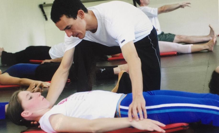 Carlos Cavalcante foi professor Escola de Dança do Teatro Guaíra, Ballet Teatro Guaíra e G2 Cia de Dança. Também atuou como Arte-Educador em Projetos Sociais e foi professor e integrante da equipe de implantação da Escola do Teatro Bolshoi no Brasil. É DJ e produtor musical e atua como performer. Foto: Kraw Penas/SEEC Carlos Cavalcante foi professor Escola de Dança do Teatro Guaíra, Ballet Teatro Guaíra e G2 Cia de Dança. Também atuou como Arte-Educador em Projetos Sociais e foi professor e integrante da eq