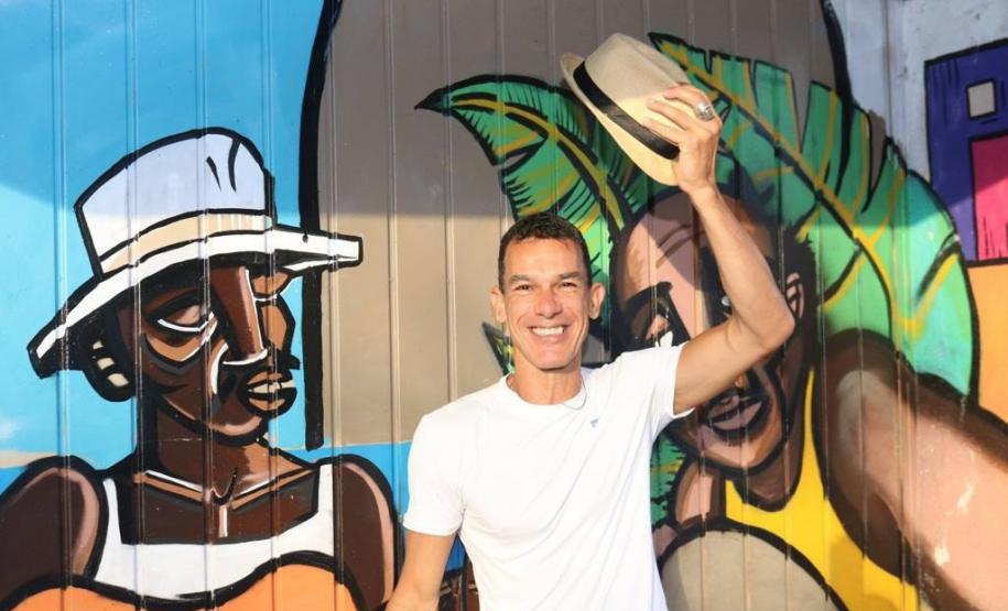 Carlos Cavalcante foi professor Escola de Dança do Teatro Guaíra, Ballet Teatro Guaíra e G2 Cia de Dança. Também atuou como Arte-Educador em Projetos Sociais e foi professor e integrante da equipe de implantação da Escola do Teatro Bolshoi no Brasil. É DJ e produtor musical e atua como performer. Foto: Kraw Penas/SEEC Carlos Cavalcante foi professor Escola de Dança do Teatro Guaíra, Ballet Teatro Guaíra e G2 Cia de Dança. Também atuou como Arte-Educador em Projetos Sociais e foi professor e integrante da eq