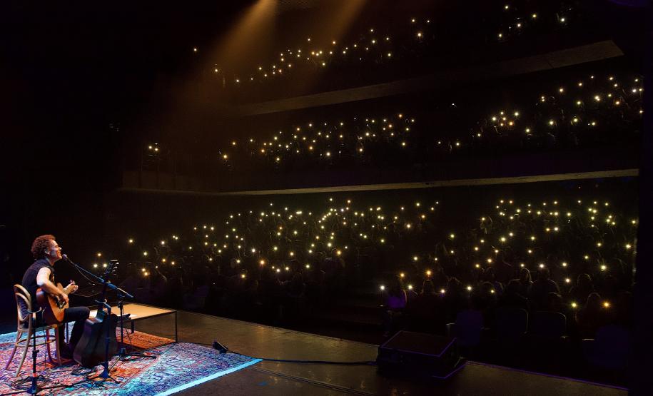 Guairão recebe "Nando Reis- Voz e Violão" em apresentação acústica