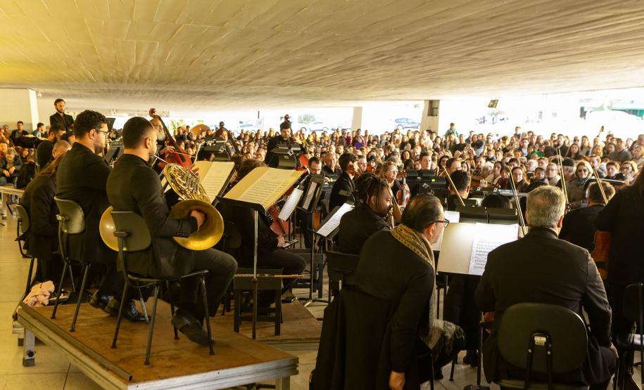 A Orquestra Sinfônica do Paraná retorna no vão-livre do Museu Oscar Niemeyer (MON) concerto gratuito da série "OSP no Museu Oscar Niemeyer – Mostly Mozart".