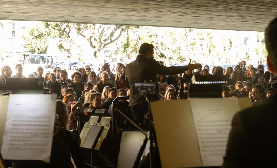 A Orquestra Sinfônica do Paraná retorna no vão-livre do Museu Oscar Niemeyer (MON) concerto gratuito da série "OSP no Museu Oscar Niemeyer – Mostly Mozart".