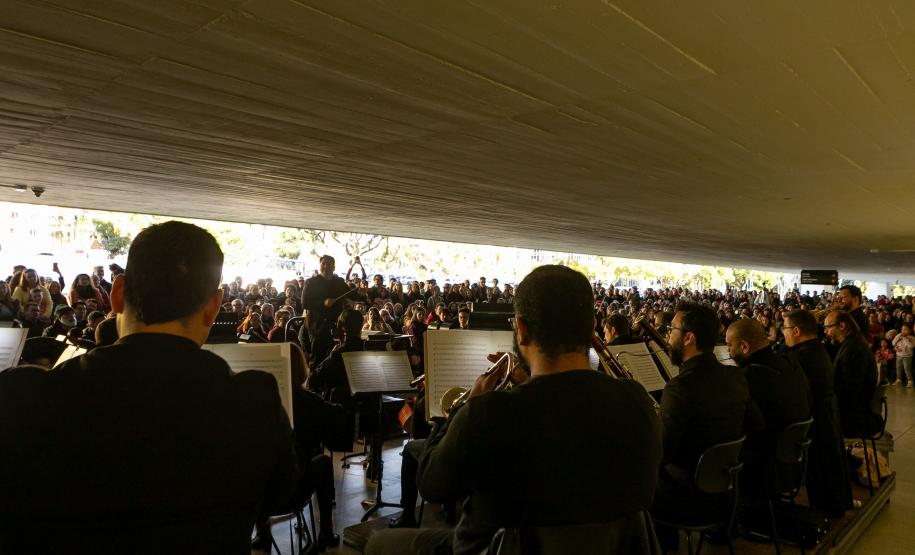 A Orquestra Sinfônica do Paraná retorna no vão-livre do Museu Oscar Niemeyer (MON) concerto gratuito da série "OSP no Museu Oscar Niemeyer – Mostly Mozart".