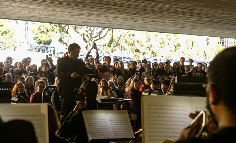 A Orquestra Sinfônica do Paraná retorna no vão-livre do Museu Oscar Niemeyer (MON) concerto gratuito da série "OSP no Museu Oscar Niemeyer – Mostly Mozart".