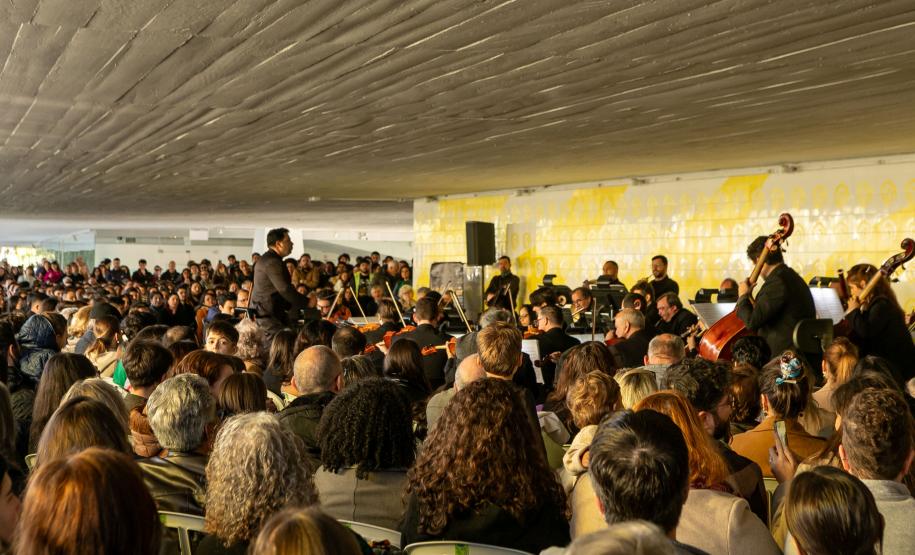 A Orquestra Sinfônica do Paraná retorna no vão-livre do Museu Oscar Niemeyer (MON) concerto gratuito da série "OSP no Museu Oscar Niemeyer – Mostly Mozart".