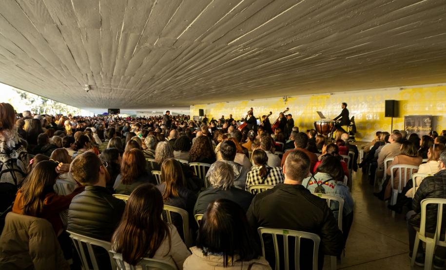 A Orquestra Sinfônica do Paraná retorna no vão-livre do Museu Oscar Niemeyer (MON) concerto gratuito da série "OSP no Museu Oscar Niemeyer – Mostly Mozart".