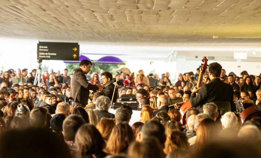 A Orquestra Sinfônica do Paraná retorna no vão-livre do Museu Oscar Niemeyer (MON) concerto gratuito da série "OSP no Museu Oscar Niemeyer – Mostly Mozart".