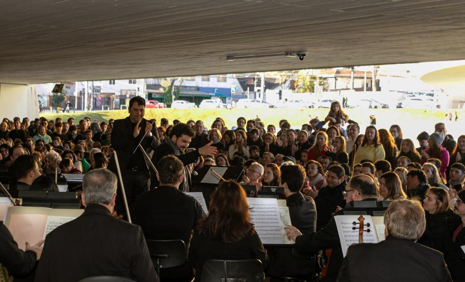 A Orquestra Sinfônica do Paraná retorna no vão-livre do Museu Oscar Niemeyer (MON) concerto gratuito da série "OSP no Museu Oscar Niemeyer – Mostly Mozart".