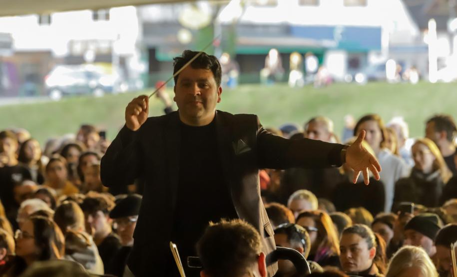 A Orquestra Sinfônica do Paraná retorna no vão-livre do Museu Oscar Niemeyer (MON) concerto gratuito da série "OSP no Museu Oscar Niemeyer – Mostly Mozart".