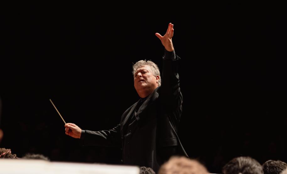 Casa cheia: Orquestra Sinfônica do Paraná emociona com obras de Strauss e convidados internacionais no Guairão