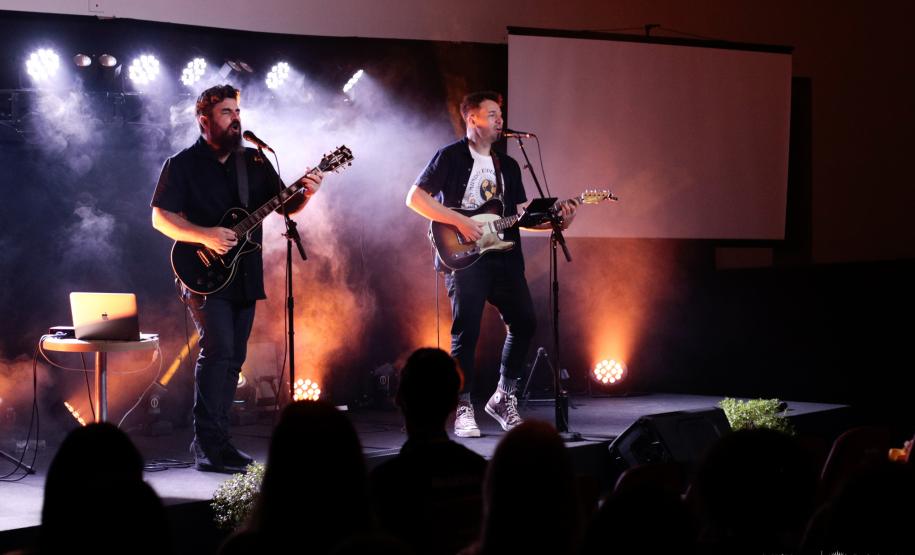 Saulo Soull com Gustavo Arthury apresentam “Canções para Teatro” no Miniauditório